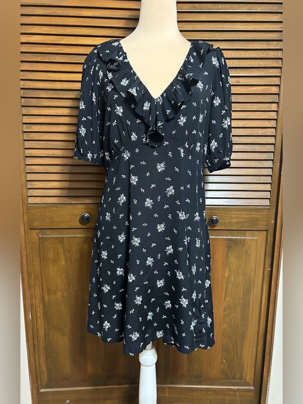 GAP Black with White Floral Print Ruffle V-Neckline Short Sleeve Dress Size S